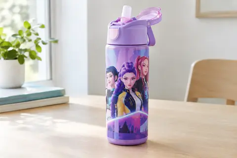 Gourde multicolore KPop Demon Hunters avec couvercle à vis et paille rabattable, posée sur du bois clair.